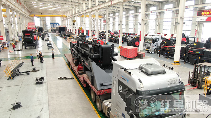 移動沙石粉碎機車間發(fā)貨