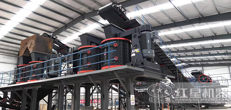 復合式破碎機作業(yè)現(xiàn)場，多臺設備搭配