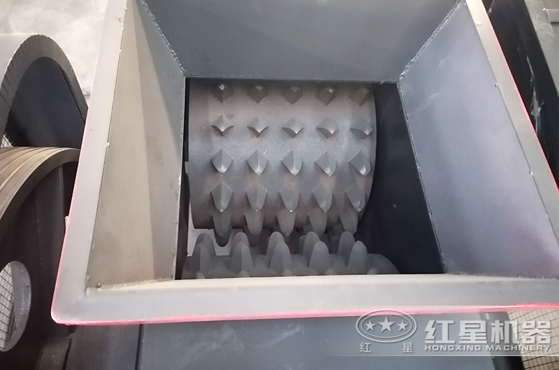 對(duì)輥式破碎機(jī)又叫雙輥破碎機(jī) 對(duì)輥式破碎機(jī)又叫雙輥破碎機(jī)