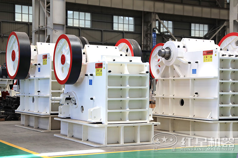 粗碎選用顎式破碎機(jī)，碎石有能力