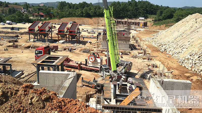 1060破碎機組成一條生產(chǎn)線現(xiàn)場搭配 1060破碎機組成一條生產(chǎn)線現(xiàn)場搭配