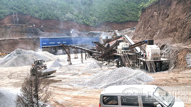 小型粉碎機(jī)配置的制砂生產(chǎn)現(xiàn)場 小型粉碎機(jī)配置的制砂生產(chǎn)現(xiàn)場