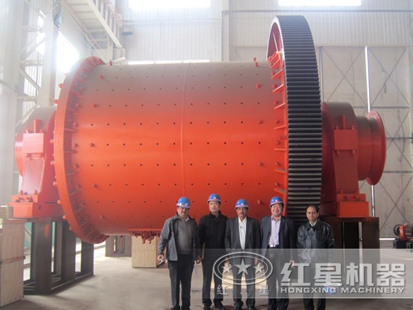 紅星技術(shù)專(zhuān)家與環(huán)保節(jié)能大型球磨機(jī)合影留念