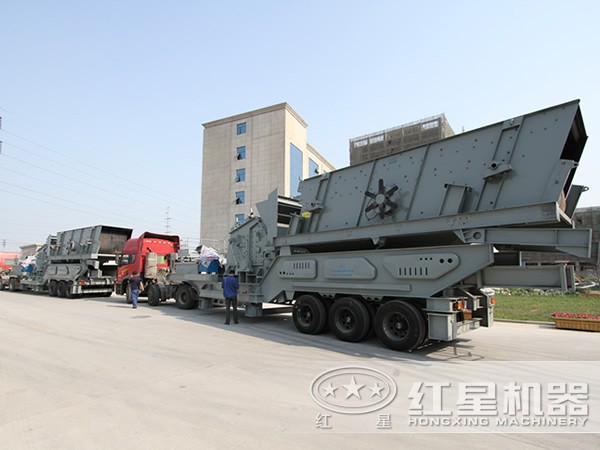 車頭牽引下正在前行的青石移動磕石機 車頭牽引下正在前行的青石移動磕石機