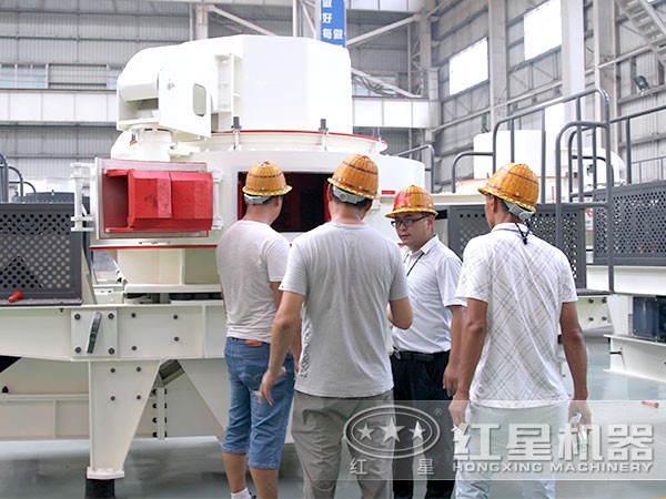 紅星機器的技術(shù)專家正在對環(huán)保型制砂機成品進行檢測 紅星機器的技術(shù)專家正在對環(huán)保型制砂機成品進行檢測