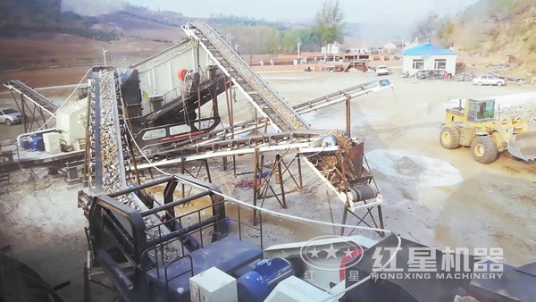 小型移動石子破碎機作業(yè)現(xiàn)場 小型移動石子破碎機作業(yè)現(xiàn)場