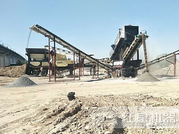 流動(dòng)石頭破破碎機(jī)作業(yè)現(xiàn)場(chǎng)