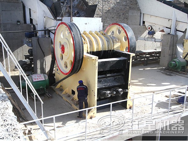 施工作業(yè)現(xiàn)場的顎式破碎機(jī) 施工作業(yè)現(xiàn)場的顎式破碎機(jī)