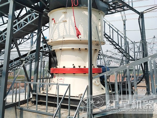 單缸圓錐破碎機(jī)作業(yè)現(xiàn)場 單缸圓錐破碎機(jī)作業(yè)現(xiàn)場