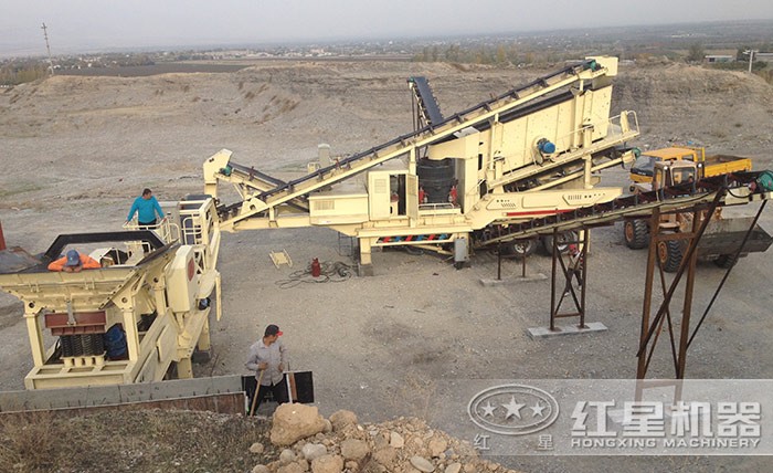 移動(dòng)式環(huán)保破碎機(jī)現(xiàn)場(chǎng) 移動(dòng)式環(huán)保破碎機(jī)現(xiàn)場(chǎng)