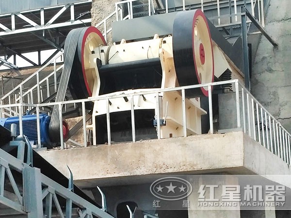 鄂式破碎機(jī)施工現(xiàn)場 鄂式破碎機(jī)施工現(xiàn)場