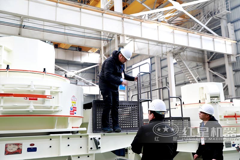 用戶(hù)到廠(chǎng)參觀(guān)人工打沙機(jī)