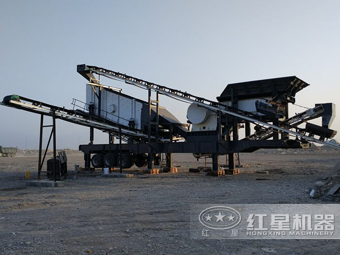 移動(dòng)顎式破碎機(jī)作業(yè)現(xiàn)場 移動(dòng)顎式破碎機(jī)作業(yè)現(xiàn)場