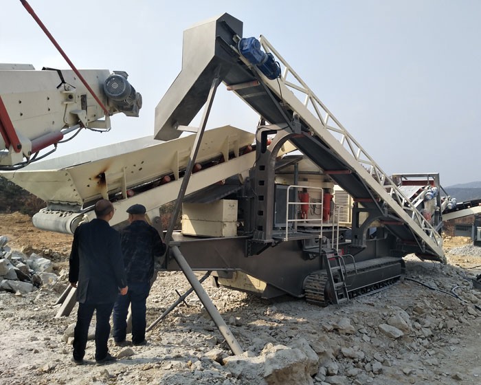煙臺(tái)履帶移動(dòng)式破碎機(jī)工作現(xiàn)場