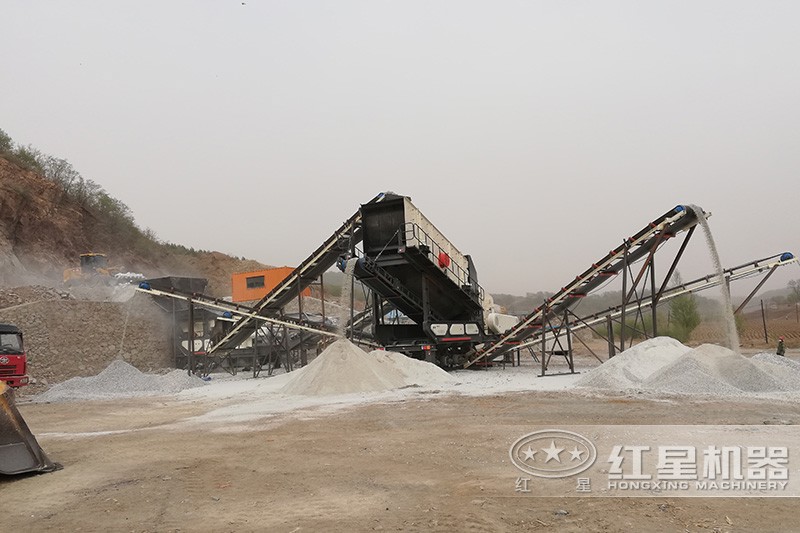 紅星石場移動(dòng)磨石子機(jī)器現(xiàn)場 紅星石場移動(dòng)磨石子機(jī)器現(xiàn)場