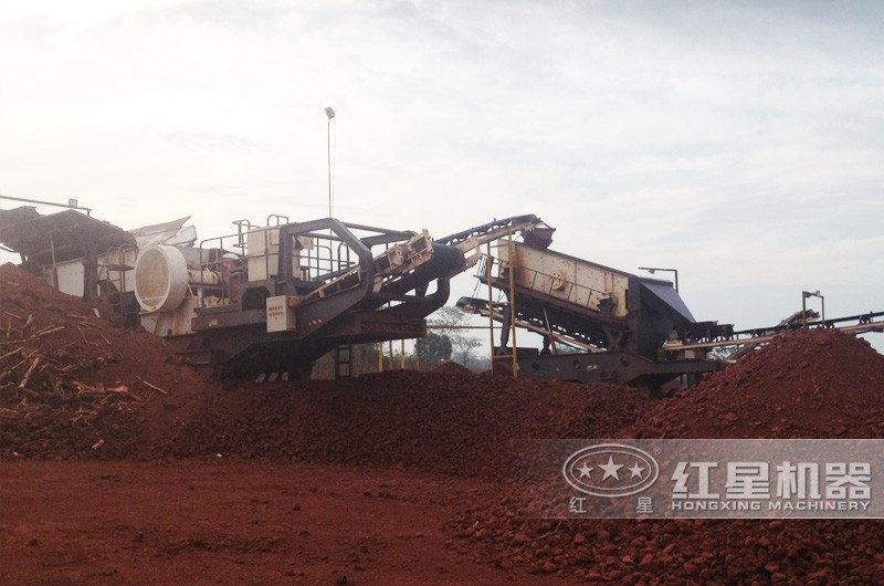 移動(dòng)式磚頭粉碎機(jī)現(xiàn)場 移動(dòng)式磚頭粉碎機(jī)現(xiàn)場