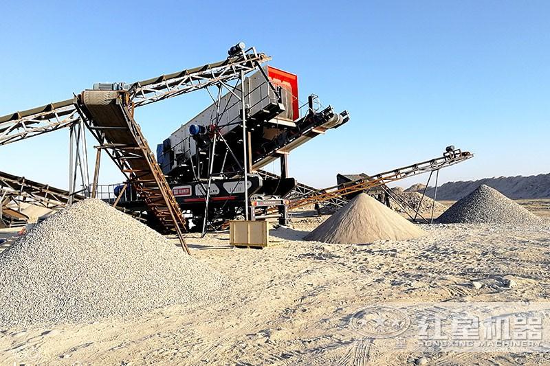 可移動(dòng)式打石頭機(jī)器現(xiàn)場(chǎng)，可加工多種粒度