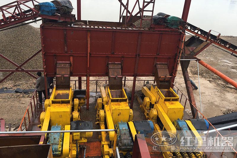 石頭破碎現(xiàn)場，配置對輥破三臺