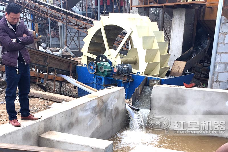 設置蓄水池，加入絮凝劑可實現(xiàn)水循環(huán)，環(huán)保