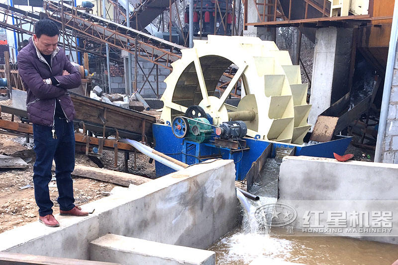 設(shè)置蓄水池，加入絮凝劑可實(shí)現(xiàn)水循環(huán)，環(huán)保