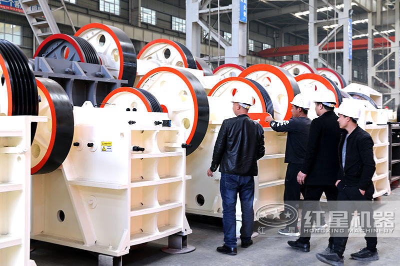用戶(hù)到廠(chǎng)參觀(guān)小型顎式破碎機(jī)