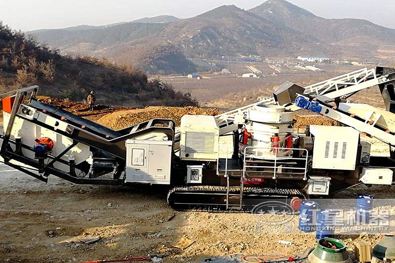 移動式礦石圓錐破現(xiàn)場 移動式礦石圓錐破現(xiàn)場