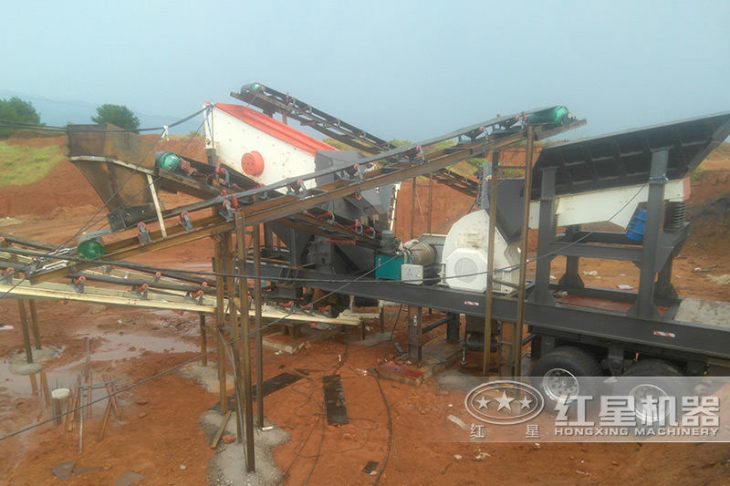 移動(dòng)錘式破碎站作業(yè)現(xiàn)場(chǎng) 移動(dòng)錘式破碎站作業(yè)現(xiàn)場(chǎng)