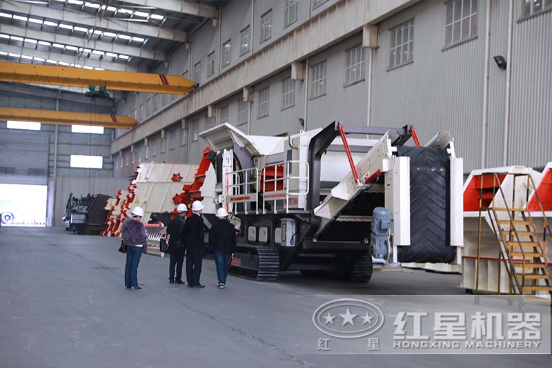 客戶來廠參觀移動碎石機(jī)設(shè)備