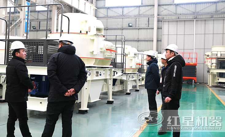 紅星石子制砂機(jī)廠區(qū)內(nèi)，客戶(hù)正在參觀