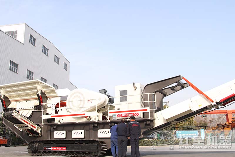 移動(dòng)顎式碎沙機(jī)檢查中、準(zhǔn)備試車