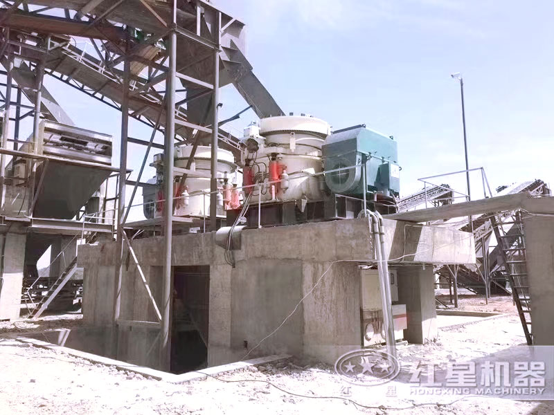 液壓巖石破碎機(jī)作業(yè)現(xiàn)場(chǎng)