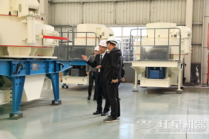 客戶(hù)正在制砂機(jī)車(chē)間參觀