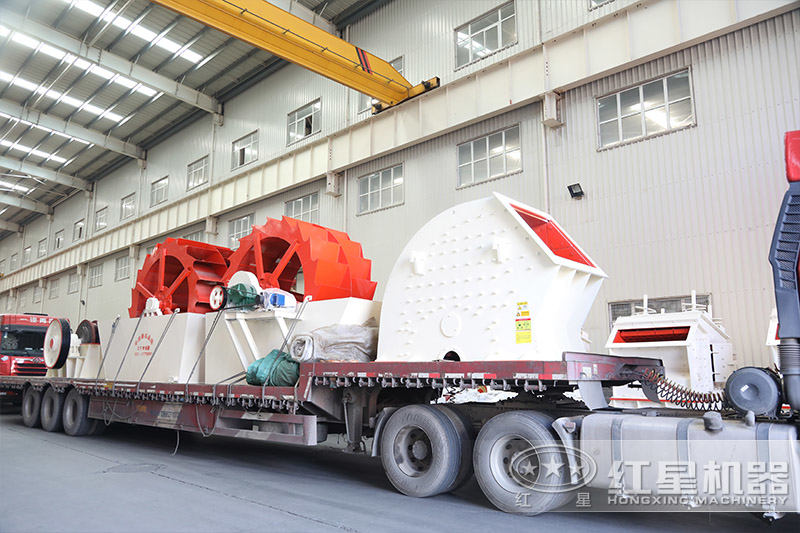 用戶在錘破車間參觀考察，技術(shù)人員耐心講解