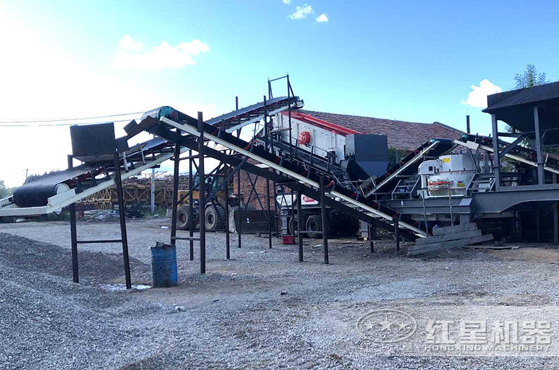 河南信陽移動小型制砂機(jī)生產(chǎn)現(xiàn)場