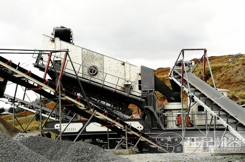 移動(dòng)砂石分離設(shè)備生產(chǎn)現(xiàn)場(chǎng)，物料粒度分明，效率高