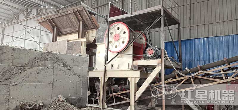 顎式石子機(jī)破碎現(xiàn)場(chǎng)