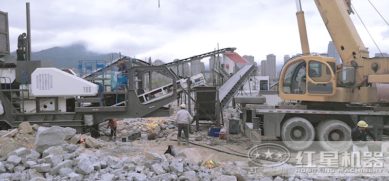 輪胎移動破碎機(jī)作業(yè)現(xiàn)場
